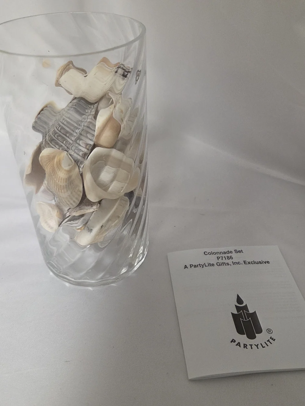 PartyLite Clear Glass Vase with Natural Shells P7186‎